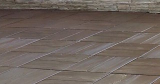 Бетонная брусчатка двора в Кузнецке в октябре