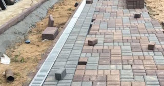 Профессиональная укладка плитки на улице в Кузнецке в октябре