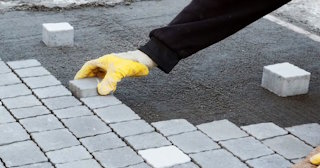 Монтаж тротуарной плитки на даче в Кузнецке в октябре