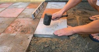 Укладка тротуарной плитки на основание в Кузнецке в октябре