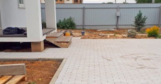 Укладка тротуарной плитки во дворе в Кузнецке в октябре
